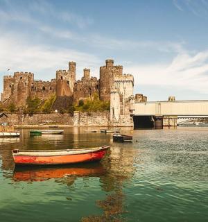 城堡前水中的一艘船