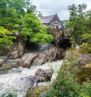 河上的一座桥，桥上有一座房子