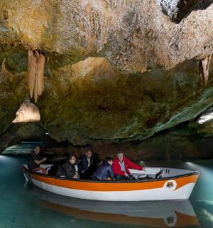一群人在山洞里的船上