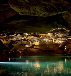 有水池的洞穴