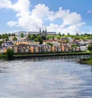 一条河流，背景是房屋和城镇