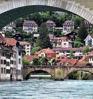 一座横跨河流的桥,背景是一座城市