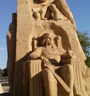 坐在长凳上的男人的沙雕