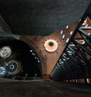 ein Flur eines Gebäudes mit Uhren an der Wand