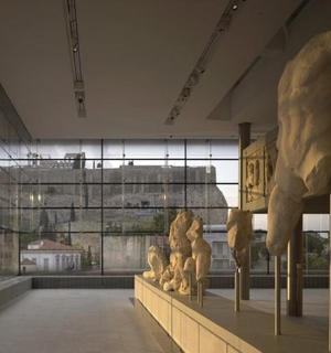 muzeum s několika sochami před budovou