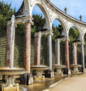 一座有柱子和喷泉的古老建筑