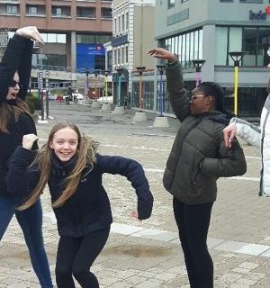 skupina žen tančících na městské ulici