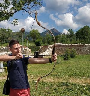 田野里拿着弓箭的男人