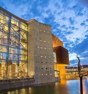 velká skleněná budova s řekou před ní