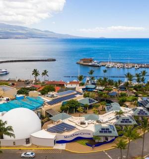 Letecký pohled na letovisko u oceánu