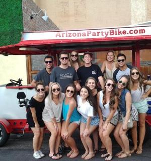 sekumpulan orang bergambar di hadapan kereta