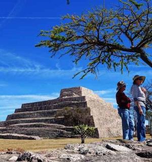 一群人站在金字塔旁边