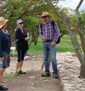 一群人站在一棵树旁边