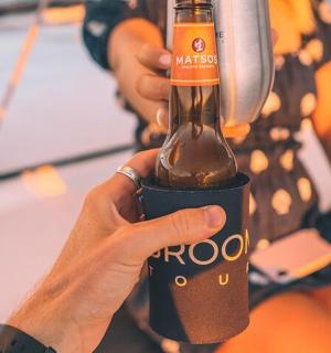 手里拿着啤酒瓶的人