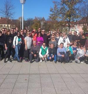 写真を撮るためにポーズをとる大勢の人々