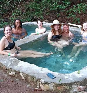 一群人坐在热水浴缸里