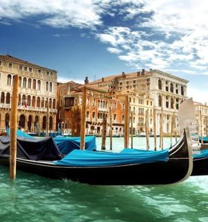 gondola sedící ve vodě před budovami