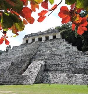 古庙遗址中的金字塔