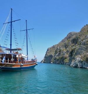 ein Boot liegt im Wasser neben den Klippen