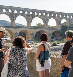 一群人站在桥前