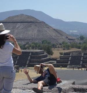 两名妇女站在色拉米德金字塔前