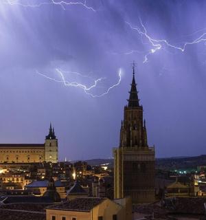 城市上空的一道闪电