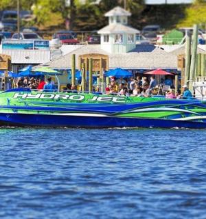 modrá a zelená loď ve vodní ploše