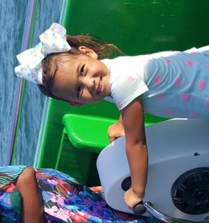 一个小女孩站在便盆上