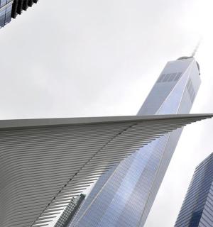 pohled na dvě vysoké budovy ve městě