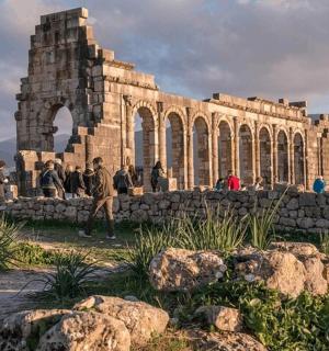 一群人站在一座石头建筑前