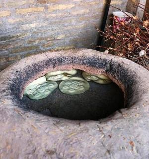 里面装着一些石头的石碗