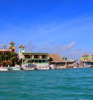 水岸边的一组房屋