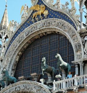 一座有马雕像的大楼