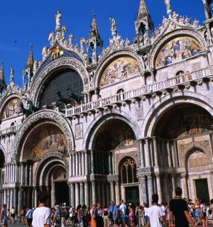 一群人站在一栋大楼外面