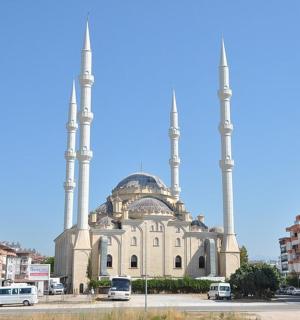 budova se dvěma mešitami ve městě