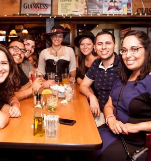 一群人坐在酒吧的一张桌子旁