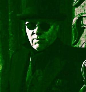 一名戴着墨镜并拿着镜子的男子