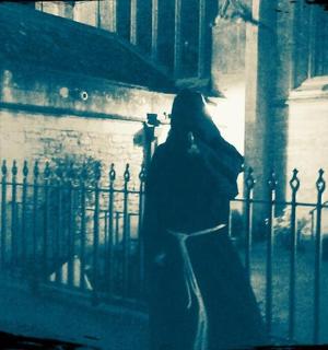 站在铁栅栏旁边的人