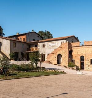 一座带有建筑物的大型砖砌建筑