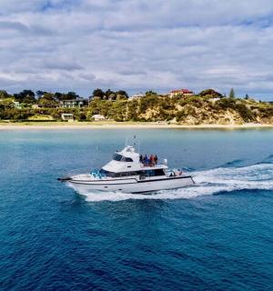 loď ve vodě s ostrovem v pozadí