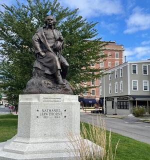 一名男子站在街道上的雕像