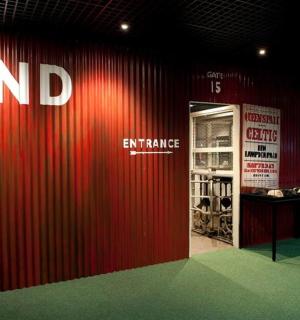 带有红色墙壁的展台,上面写着“grand exchange”