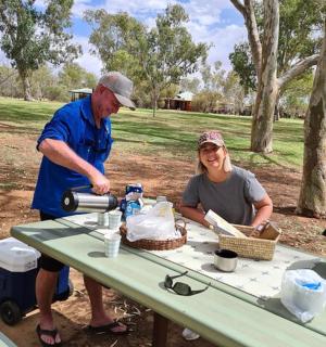 一男一女坐在野餐桌旁
