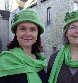 两个女人戴着绿色的帽子和围巾