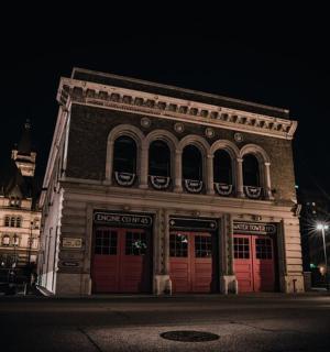 Velká budova s červenými dveřmi na ulici v noci