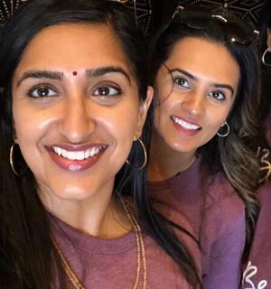 skupina žen pózujících pro fotografii