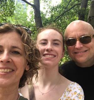 muž a dvě ženy pózují pro fotografii