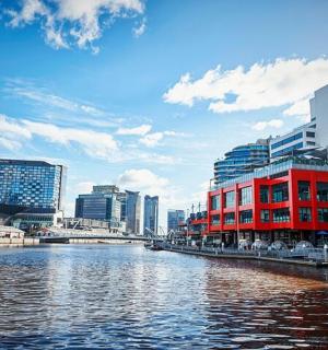 一座高楼林立的城市中的一条河流