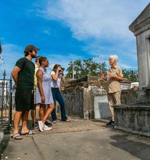 一群人站在坟墓前