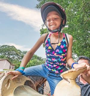 mladá dívka sedící na koni